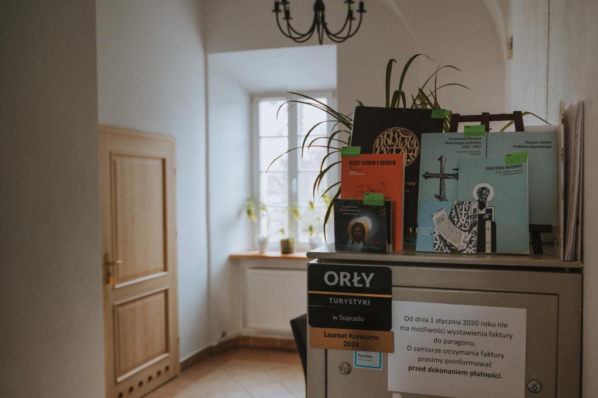 Pokoje Goscinne Domu Pielgrzyma W Supraslu Exterior foto