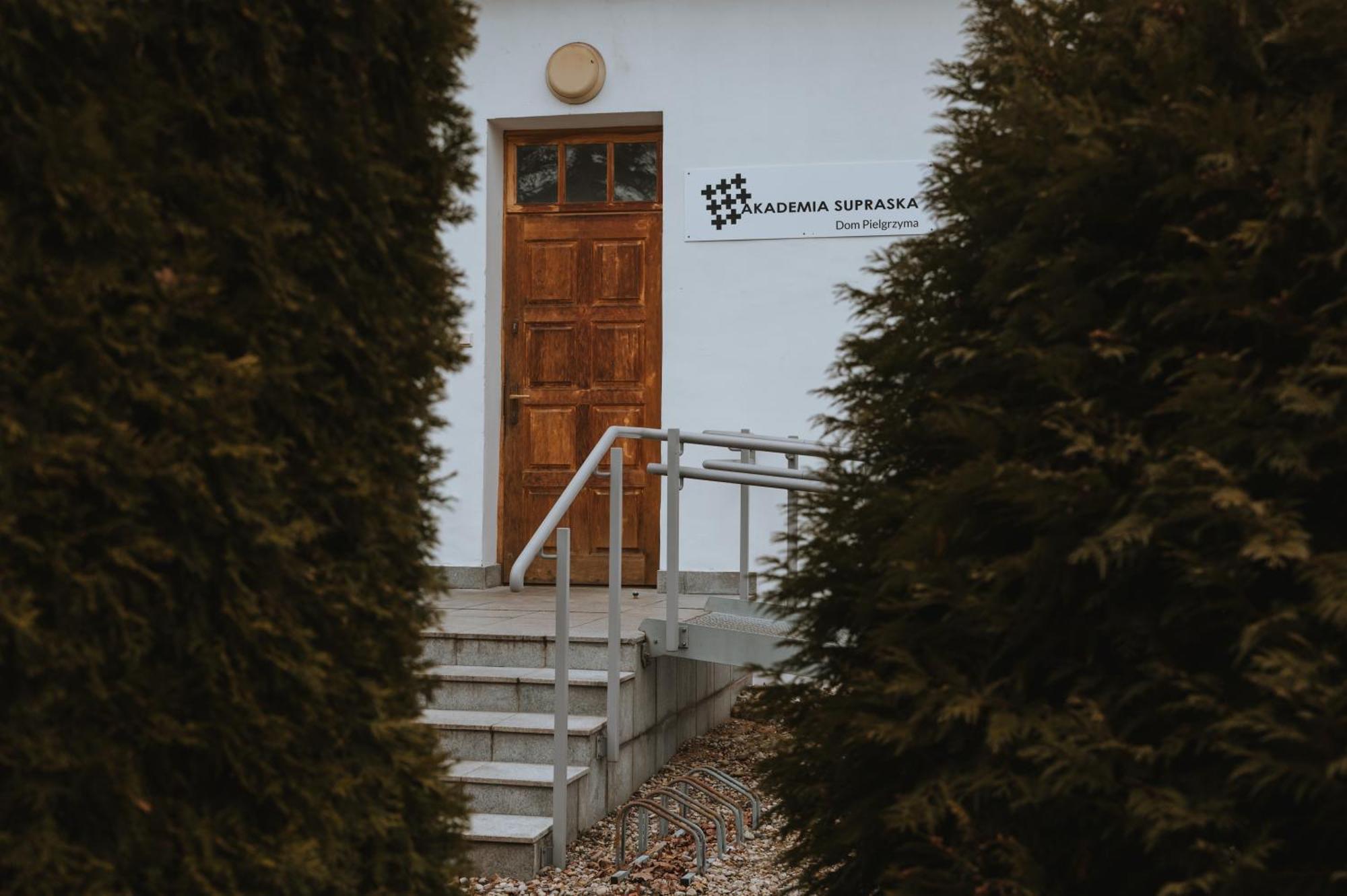 Pokoje Goscinne Domu Pielgrzyma W Supraslu Exterior foto